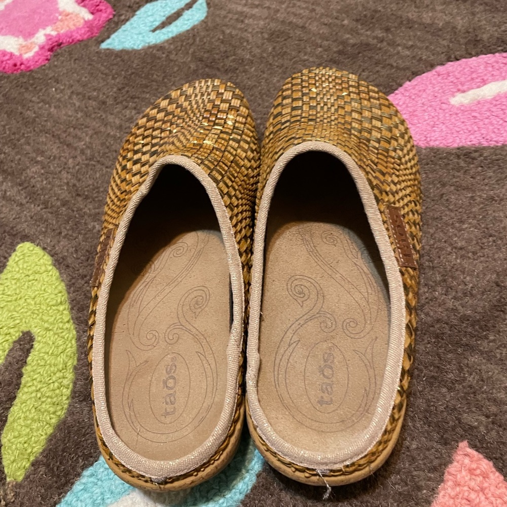 Size 8 Taos clogs tan woven